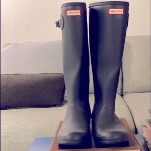 Classic navy blue Hunter waterproof boots.